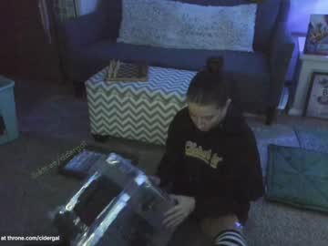 girl
        cidergal69 cam image #3666465
