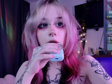 girl
        lollyshy__ cam image #3819593
