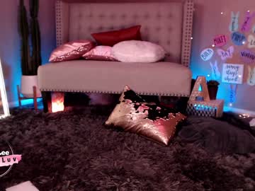 girl
        aubrilee cam image #722526