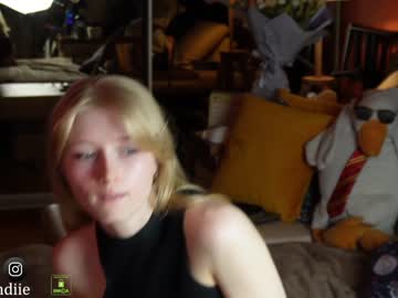 girl
        bestblondiiecb cam image #2620929