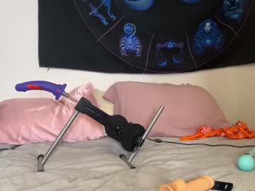 girl
        pearl_sage cam image #4361639