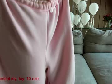 girl
        carolinaherera cam image #3626160