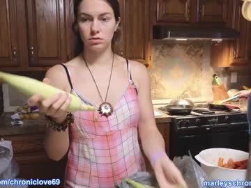 girl
        chroniclove cam image #1185457