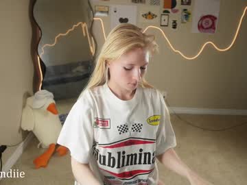 girl
        bestblondiiecb cam image #4470261