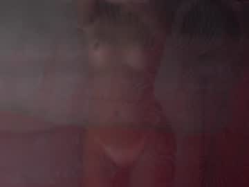 girl
        emilybatee cam image #3378689