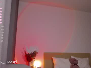girl
        lumoore cam image #1774888