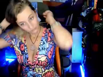 girl
        yoursecretgirlfriend963 cam image #2855529