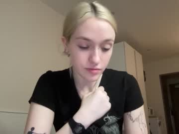 girl
        milky__coffee cam image #2592518