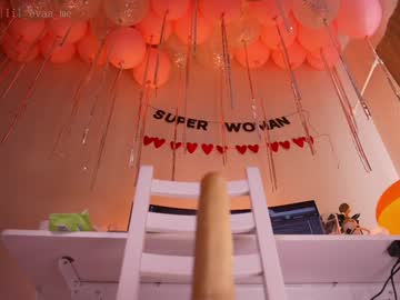 girl
        lil_eva cam image #4334697