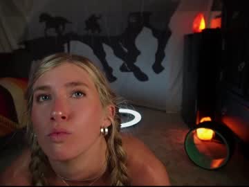 girl
        lucy_gooosey cam image #2675611