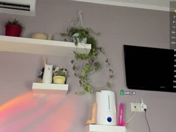 girl
        zoe__0 cam image #1625459