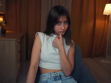 girl
        dieraalkins cam image #3269676