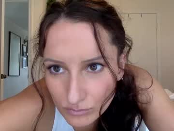 girl
        born2playwithu cam image #3335059