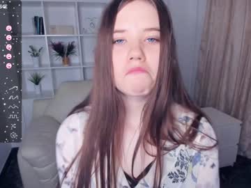 girl
        kristi_zenn cam image #2101275