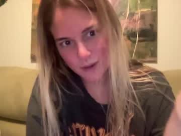 girl
        bananascoconutz cam image #1139282