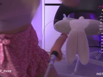 girl
        lil_eva cam image #189578