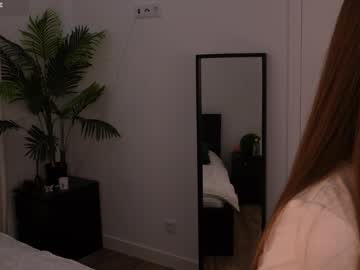 girl
        lilly_colins cam image #3904011