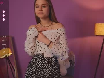 girl
        alisia_spinnet cam image #2064455