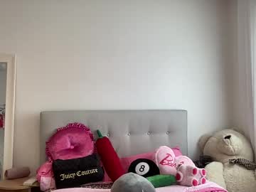 girl
        shysashy cam image #4040457