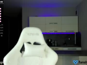 girl
        sophie_5 cam image #113989