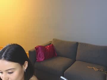 girl
        poppypaws cam image #3933039