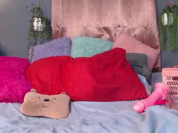 girl
        stephanie_golden cam image #3231901