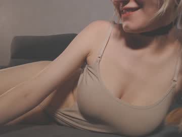 girl
        lily_life cam image #1382966