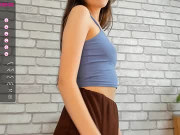 girl
        carolynjacquelins cam image #195097