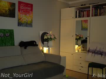 girl
        _blackbee_ cam image #2789470