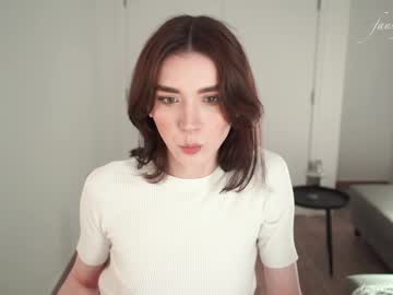 girl
        luna_ai cam image #4493888