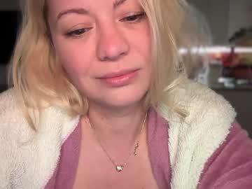 girl
        kiradivine cam image #4130299