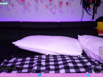girl
        rosiebones cam image #1196169