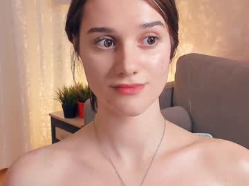 girl
        gummy_rabbit cam image #2544945