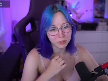 girl
        blue_mooncat cam image #3071562