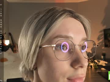 girl
        margarethowell cam image #3739900
