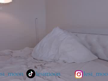 girl
        lesi_moon cam image #2412385