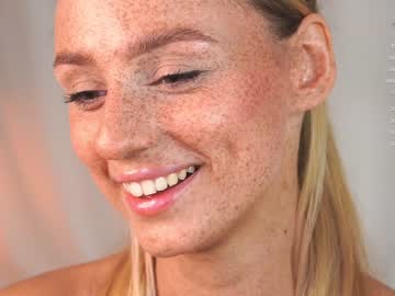 girl
        artease cam image #1978969
