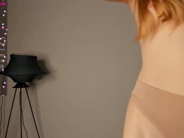 girl
        joannsbailey cam image #674328