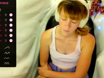 girl
        its_lily cam image #3878509