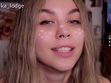 girl
        nika_lodge cam image #4354398