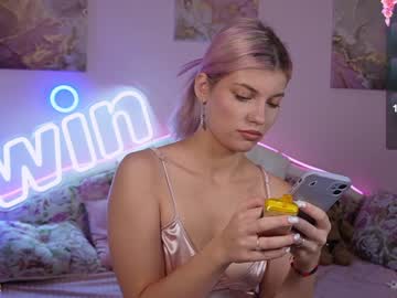 girl
        victoriabeverly cam image #3773327