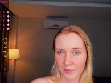 girl
        maxinedeary cam image #3204875