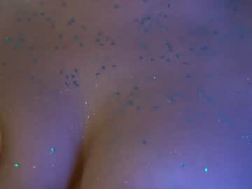 girl
        emilybatee cam image #2419271