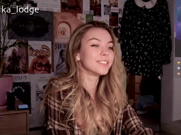 girl
        nika_lodge cam image #4258500