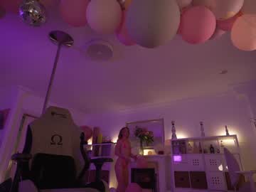 girl
        hannahjames710 cam image #930231