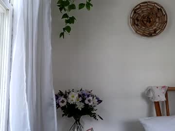 girl
        littlegreekflower cam image #1525373