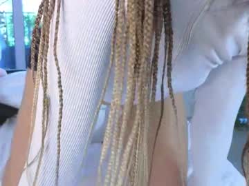girl
        yononeey cam image #4544933