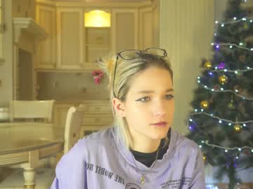 girl
        juliarios cam image #2045704