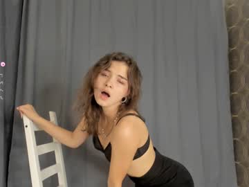 girl
        laurawhitea cam image #1679328