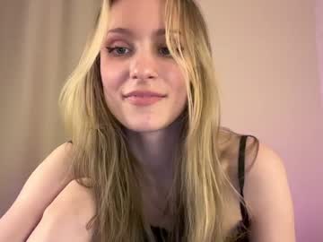 girl
        fflloowweerr cam image #3740135